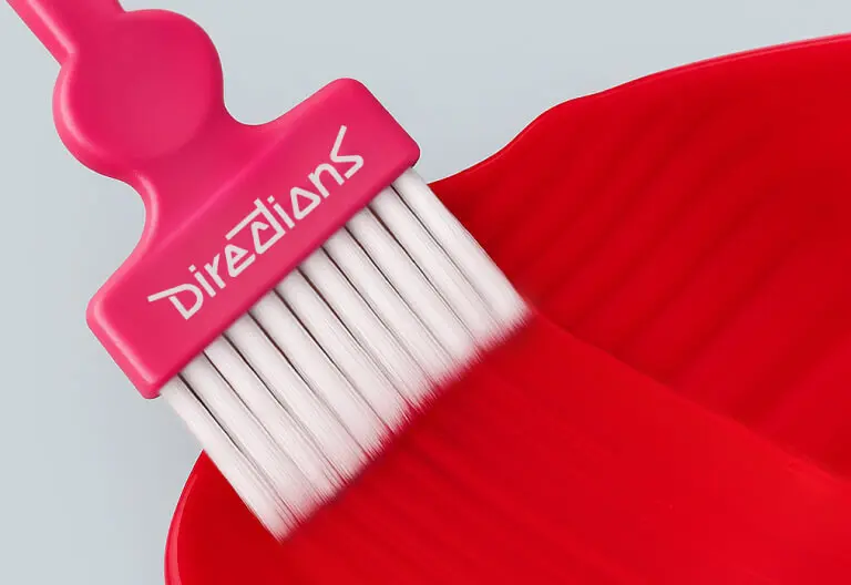 אישה צובעת את שיערה בבית