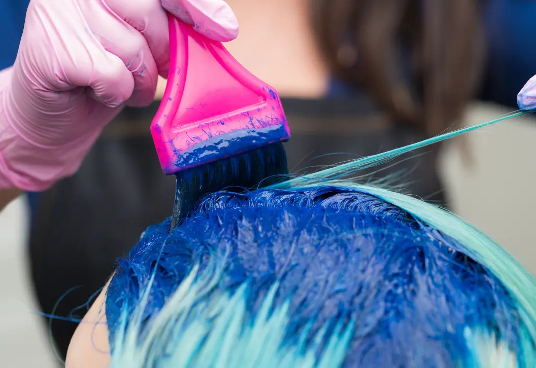 מריחת צבע על שיער בהיר